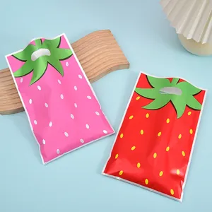 Sacs cadeaux fraise avec poignées, parfaits pour les cadeaux et emballages de bonbons.