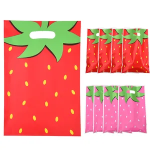 Sacs-cadeaux en plastique imprimé fraise avec poignées pour bonbons et fêtes.