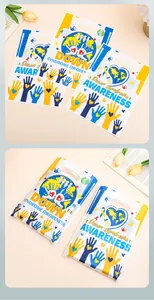 Detail van plastic cadeauzakjes voor Downsyndroom bewustzijn met handafdrukken
