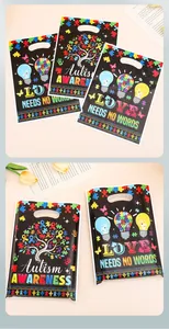 Detailoverzicht van twee soorten plastic geschenkzakjes met autisme-puzzelthema en handvatten