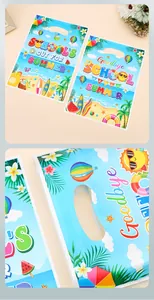 Primer plano de bolsas de regalo de verano con diseño School's Out for Summer