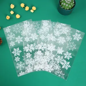 Quatre sacs en plastique transparents avec flocons de neige pour cadeaux de Noël festifs
