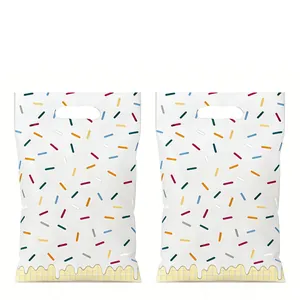 Détail de sacs-cadeaux blancs avec motifs de pépites colorées et design de glaçage