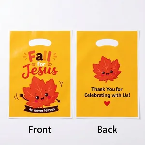 Vues avant et arrière de sacs cadeaux en plastique à feuilles d'érable d'automne.
