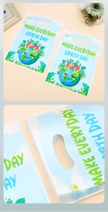 Primo piano del sacchetto regalo in plastica a tema Earth Day con manico e dettagli.