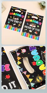 Dettaglio di sacchetti regalo per laurea con motivi scolastici colorati e scritte.