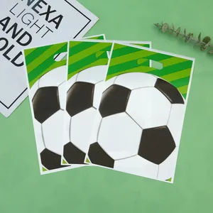 Set van plastic cadeauzakjes met voetbalpatroon voor sportieve verjaardagsfeestjes.