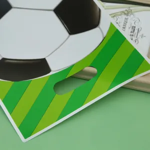 Plastic geschenkzak met voetbalpatroon en handvat voor verjaardagsfeestjes en snoep