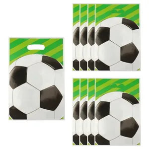 Voetbal plastic cadeauzakjes met handvatten voor snoepjes op een verjaardagsfeest
