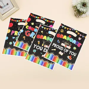 Sacchetti regalo di laurea in plastica con stampe colorate di matite e messaggi