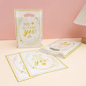 Luxe goudfolie cadeauzakjes voor verloving en bruiloft met She Said Yes-print