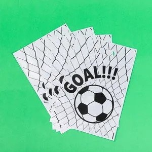 Witte plastic feestcadeauzakjes met voetbalthema en Goal-opdruk voor kinderfeestjes