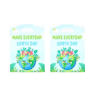Due sacchetti regalo in plastica per l'Earth Day con grafiche di globo floreale