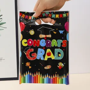 Sacchetto regalo in plastica a tema laurea con stampa 'Congrats Grad' vivace.