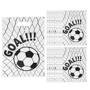 Witte voetbal plastic cadeauzakjes voor feestjes met zwarte doel- en netopdruk voor sport