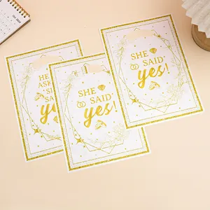 Elegante witte en gouden verlovingscadeauzakjes met She Said Yes-tekstontwerp