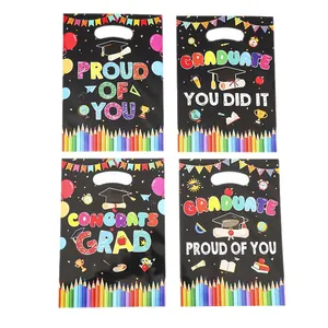 Sacchetti regalo in plastica a tema laurea con stampe colorate per feste di diplomati