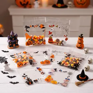 Festliche Halloween-Süßigkeitentüten mit niedlichen Geister- und Hexenmotiven am Rand