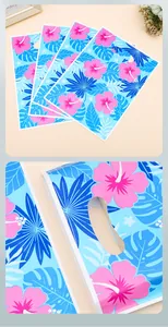 Plastik-Geschenktüte mit tropischem Hibiskusblütenmuster und Griffdetail