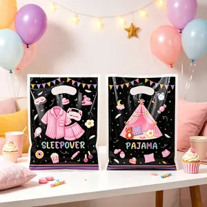 Deux sacs cadeaux fête pyjama dessin animé avec jolies motifs de tente et pyjama