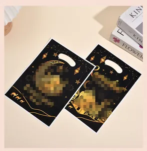 Detalle del estampado dorado de luna y castillo en bolsa de regalo negra hecha de OPP