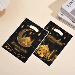 Elegantes bolsas de regalo negras con estampados de luna y estrellas doradas