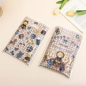 Geruite cadeauzakjes met teddybeer en de tekst We can bearly wait BABY met handvat