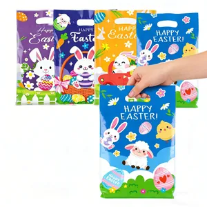 Vista detallada de bolsa de regalo de Pascua con conejo de dibujos animados en la mano