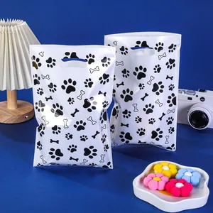 Borse regalo carine con impronte di cane e ossa per bomboniere di feste su fondo blu