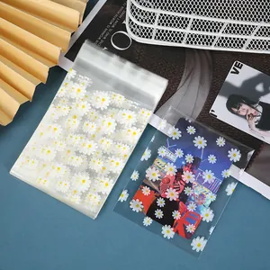 Transparent daisy print self-adhesive OPP bags ideal for small cards and cookies packaging