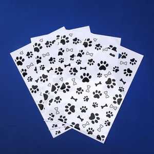 Set di sacchetti regalo bianchi con impronte di zampe e ossa per feste di cani