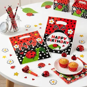 Gedetailleerd overzicht van lieveheersbeestje verjaardagsfeestartikelen en cupcakes