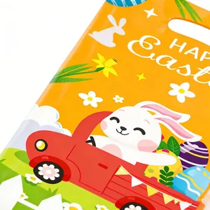 Detalle de bolsa de regalo de Pascua con un conejo en un camión rojo brillante