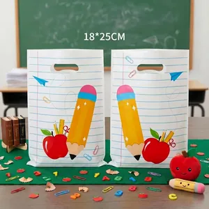 Detail von langlebigen Schultüten mit Bleistift- und roten Apfelmotiven für Kinder
