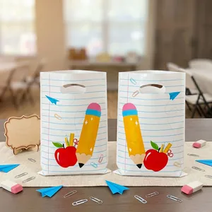 Geschenktüten für den Schulanfang mit Bleistift und Apfel auf liniertem Papier