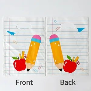 Detailansicht der Vorder- und Rückseite von Geschenktüten mit Schulmotiven und Äpfeln