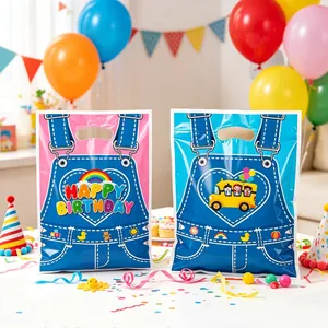 Détail des sacs cadeaux d'anniversaire en jean avec motifs de bus scolaire et d'arc-en-ciel