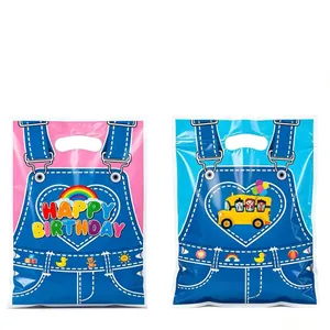 Lot de sacs cadeaux de fête style denim colorés avec arc-en-ciel et bus scolaire pour anniversaires.