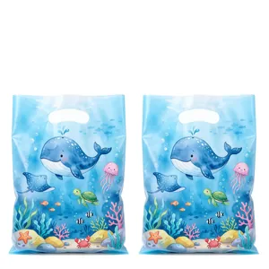Due sacchetti regalo per feste a tema oceano con disegni di balene e creature marine