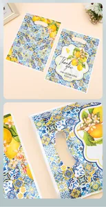 Dettaglio del vivace motivo a limone e piastrelle su sacchetti regalo in plastica