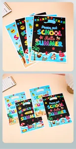 Vue détaillée de divers sacs cadeaux de fin d'année scolaire aux motifs de plage vibrants