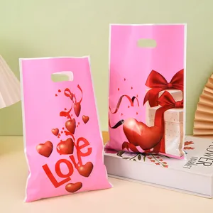 Rosa Valentinstag Plastiktüten mit Herzprint und LOVE Schriftzug als Geschenkverpackung