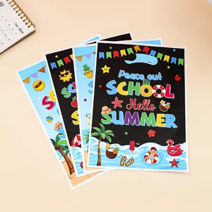 Sacs cadeaux colorés sur le thème des vacances d'été avec motifs de plage et fête