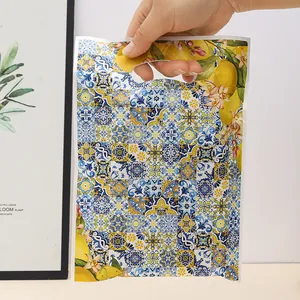 Sacchetto regalo in plastica con motivo a piastrelle mediterranee e stampa di limoni