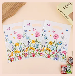 Primer plano de bolsas de regalo con estampado floral y asas para fiestas