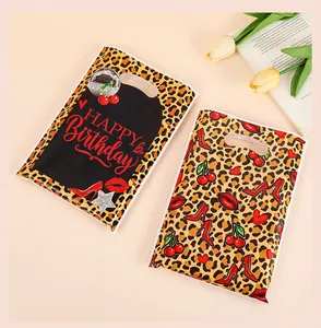 Detalle de bolsas de regalo de leopardo con texto 'Happy Birthday' y motivos de fiesta.