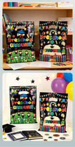 Kleurrijke plastic geschenkzakjes voor kleuterschoolfeestjes met een handige handgreep.