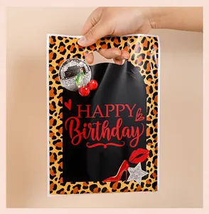 Vista detallada de la bolsa de regalo para cumpleaños de leopardo con texto Happy Birthday