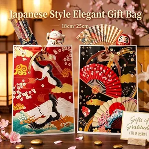 Detail von japanischen Geschenktüten mit Kranich-, Kirschblüten- und Fächermotiven.