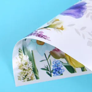 Detailweergave van de bloemige plastic geschenktas met tulpenpatroon voor feest